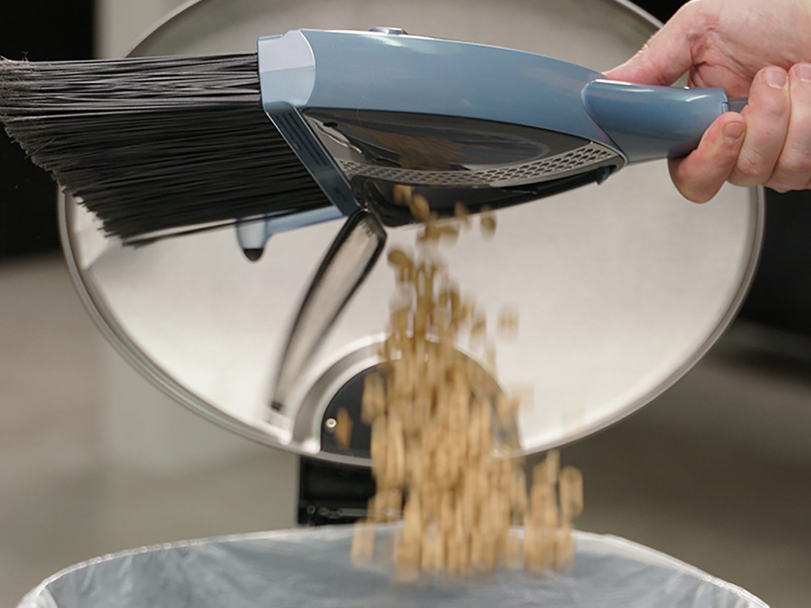 VaBroom | 2-in-1 Sweep & Vacuum Cleanup | Grommet