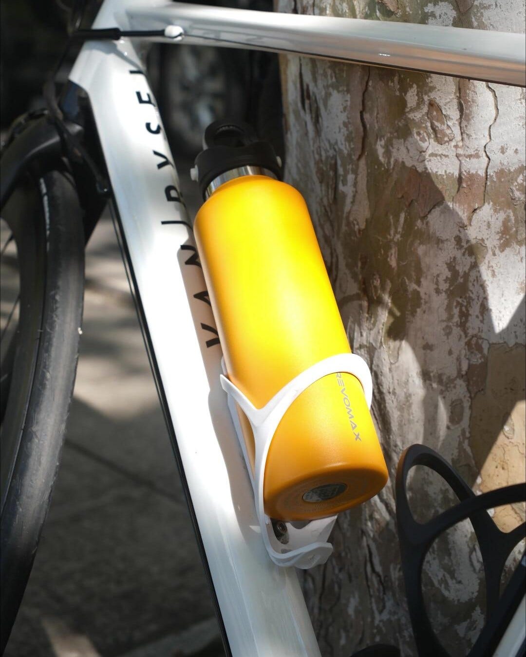 Revomax Classic 20oz Bottle | One-Tap Insulated Drink Bottle | Grommet